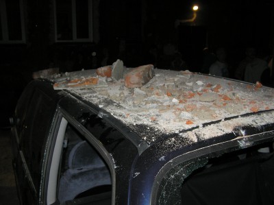 Walący się mur przygniótł kilka samochodów (Zobacz) - 0