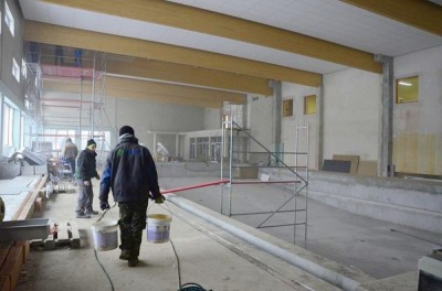 Żar&oacute;w: Budowa basenu na finiszu (ZDJĘCIA)