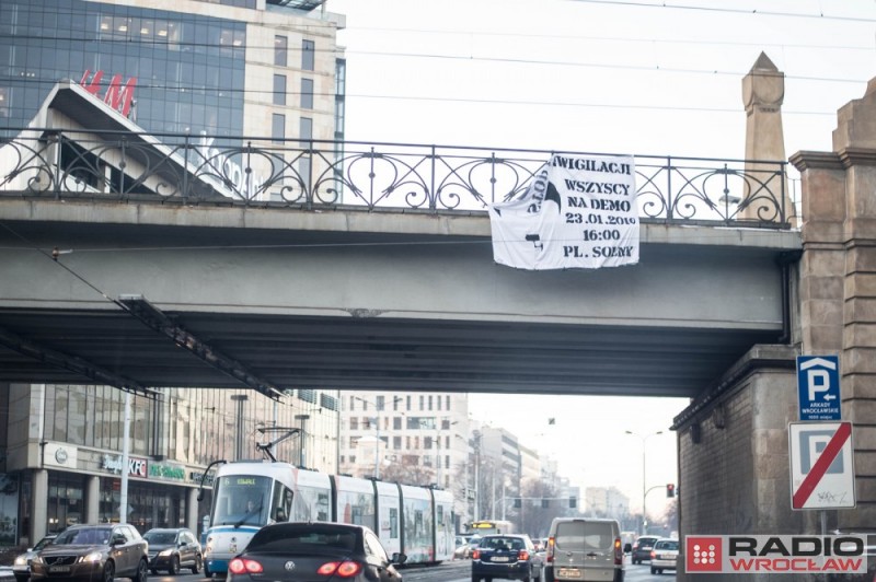 Legnica: Manifestacje KOD, PiS i ruchu Kukiz'15; Wrocław: Stop inwigilacji i nielegalne plakaty - fot. Andrzej Owczarek