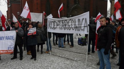 Legnica: Manifestacje KOD, PiS i ruchu Kukiz'15 w jednym miejscu - 2