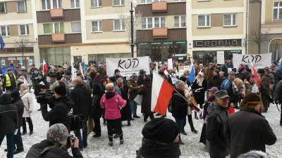 Legnica: Manifestacje KOD, PiS i ruchu Kukiz'15 w jednym miejscu - 3