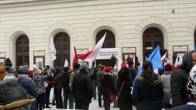 Legnica: Manifestacje KOD, PiS i ruchu Kukiz'15 w jednym miejscu - 4