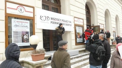 Legnica: Manifestacje KOD, PiS i ruchu Kukiz'15 w jednym miejscu - 5