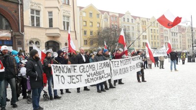 Legnica: Manifestacje KOD, PiS i ruchu Kukiz'15 w jednym miejscu - 7