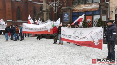 Legnica: Manifestacje KOD, PiS i ruchu Kukiz'15 w jednym miejscu