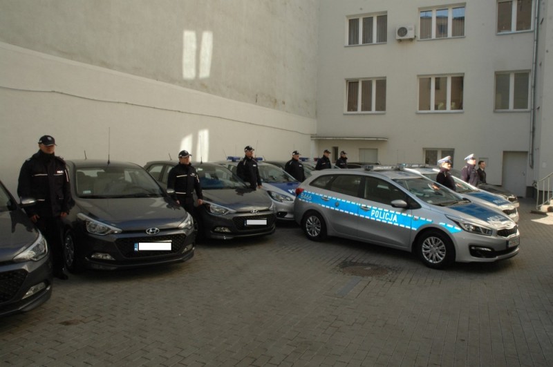 Świdnica: Policja otrzymała 9 nowych radiowozów - dolnoslaska.policja.gov.pl