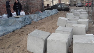 Wydali 40 tys. zł na betonową ławkę, na której nie można usiąść - 5