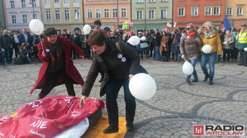 Walentynkowy happening KOD: "Nie zaglądajcie nam pod kołdrę..." - fot. Martyna Czerwińska