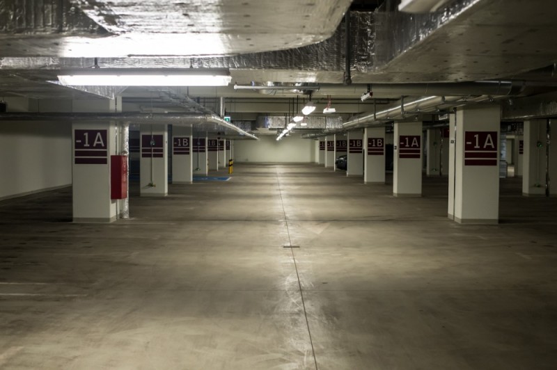Pustki na parkingu pod Narodowym Forum Muzyki - fot. Andrzej Owczarek
