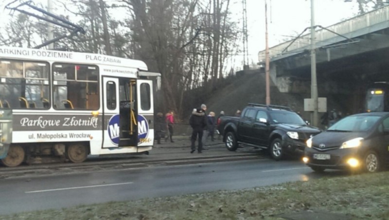 Stłuczka na Karkonoskiej i problemy z tramwajami - fot. Marcel Mordarski
