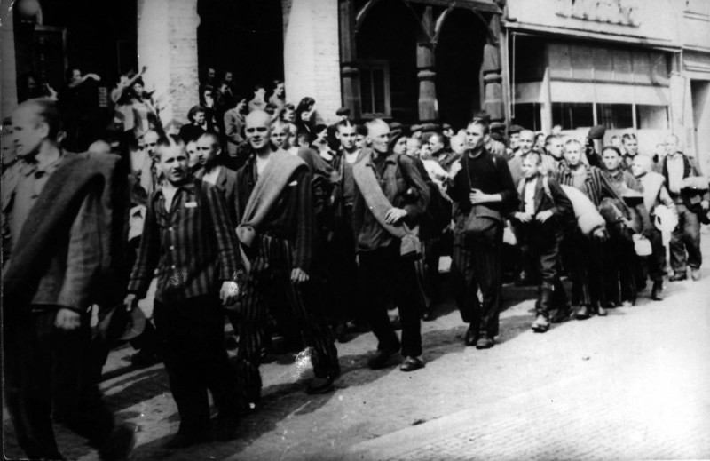 Rocznica marszu śmierci więźniów Gross-Rosen (UNIKATOWE ZDJĘCIA) - Więźniowie podobozu Reichenau po wyzwoleniu 8 maja 1945 r. (Muzeum Gross-Rosen w Rogoźnicy)