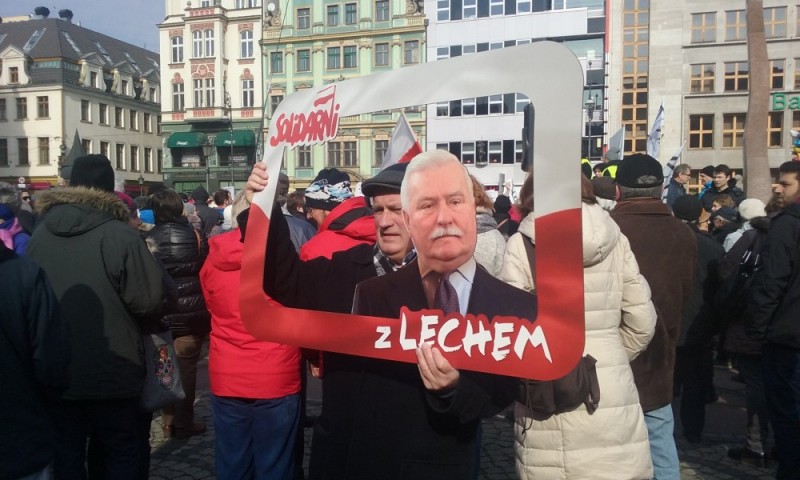 W obronie Lecha Wałęsy na Placu Solnym we Wrocławiu [FILM i ZDJĘCIA] - fot. Piotr Kaszuwara