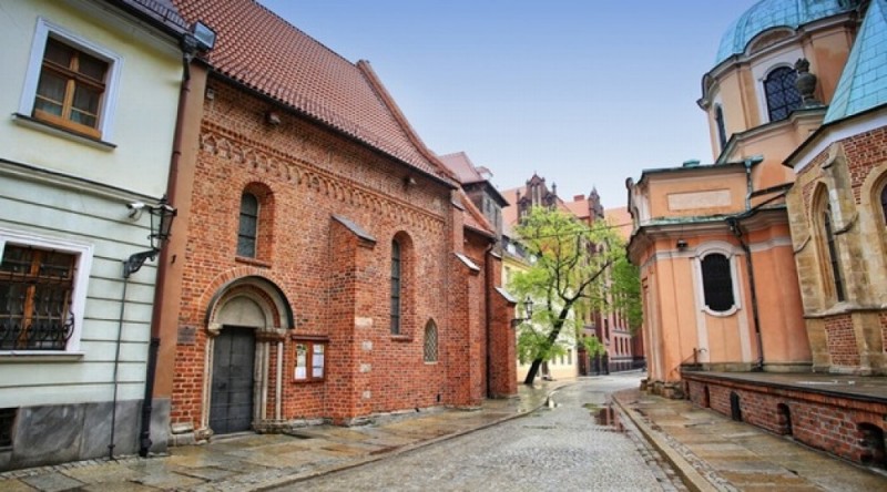 Kosmiczny eksperyment w kościołach na Ostrowie Tumskim - fot. Kościół pw. Św. Idziego (po lewej), fot. Janusz Krzeszowski