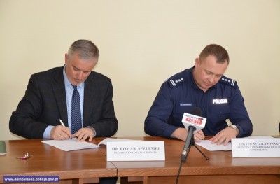 Wałbrzych: Samochody z napędem hybrydowym dla policji - 0