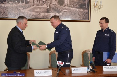 Wałbrzych: Samochody z napędem hybrydowym dla policji - 1