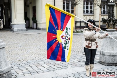 Flaga Tybetu przed wrocławskim Ratuszem (ZDJĘCIA)