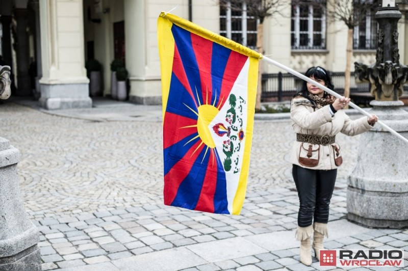 Flaga Tybetu przed wrocławskim Ratuszem (ZDJĘCIA) - fot. Andrzej Owczarek