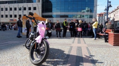 100 motocyklistek w różowych spódniczkach przejedzie przez Wrocław - 7