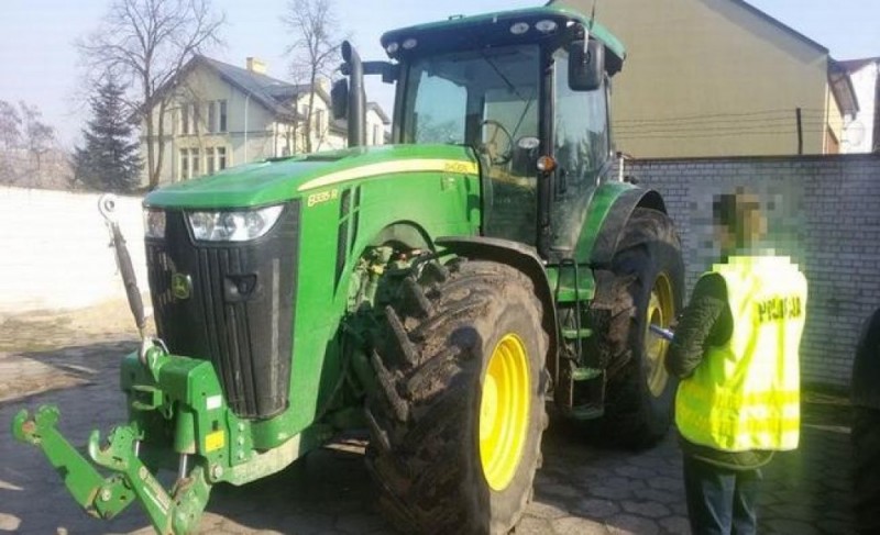 Policjanci odzyskali ciągnik rolniczy o wartości 800 tys. zł - fot. dolnoslaska.policja.gov.pl