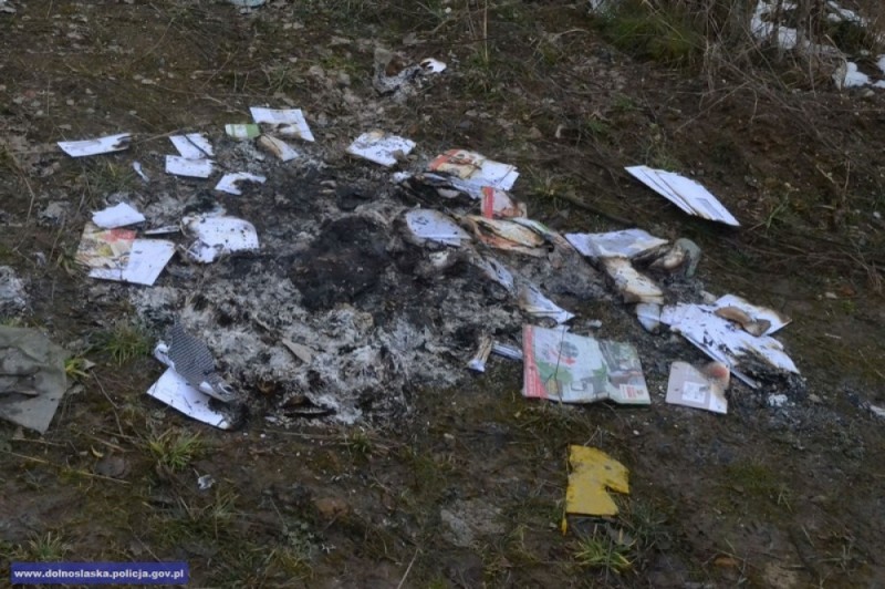 Kurier spalił kilkaset przesyłek - fot. dolnoslaska.policja.gov.pl