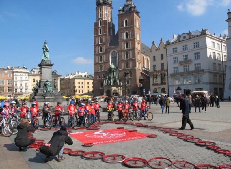 Wielkie serce z rowerowych koł - happening na wrocławskim rynku - 