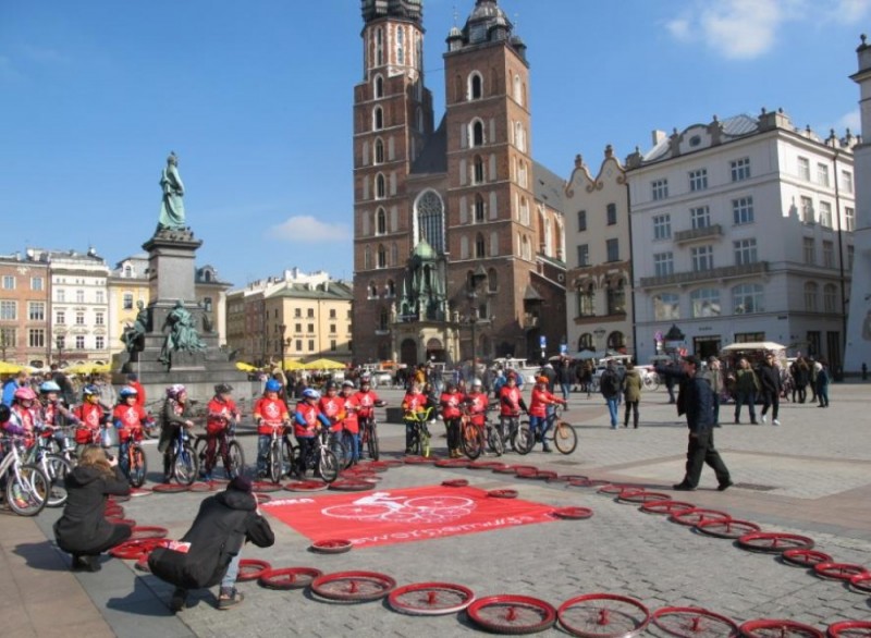 Wielkie serce z rowerowych koł - happening na wrocławskim rynku -