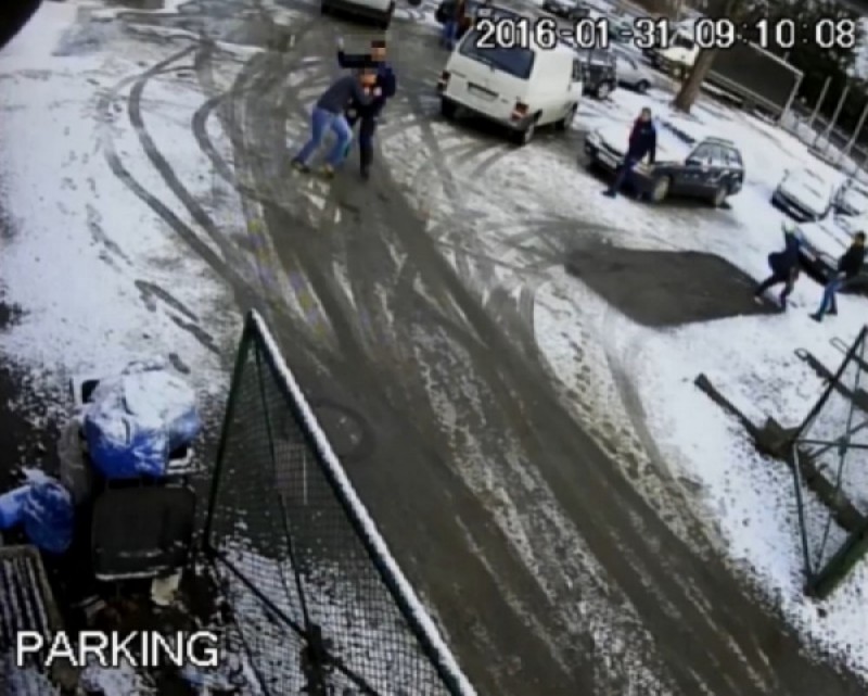 Cieplice: Policjanci usłyszeli zarzuty. Jeden z nich bił łomem zatrzymanego -