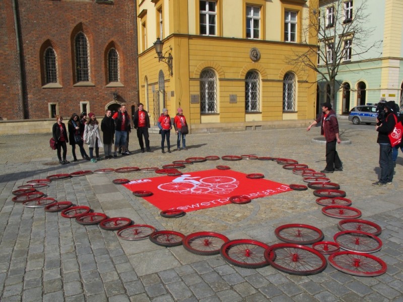 Ułożyli wielkie serce z rowerowych kół (ZDJĘCIA) - mat. prasowe