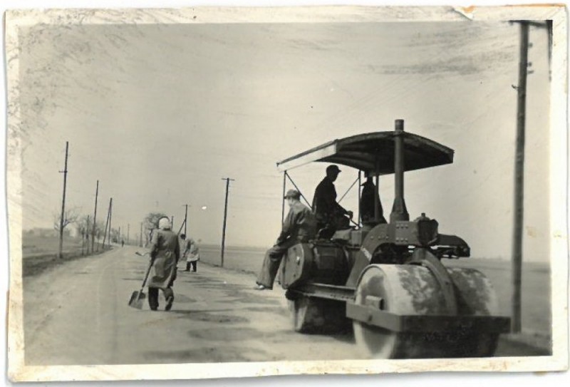 Łatanie dróg w latach 40. ubiegłego wieku (ROZPOZNAJESZ TE MIEJSCA?) - Zdjęcia: GDDKiA Wrocław