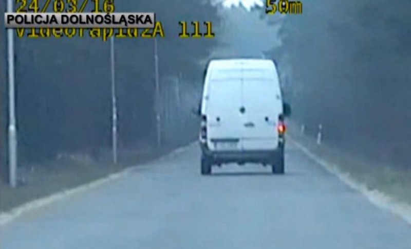 Na "podwójnym gazie" przekroczył prędkość o ponad 60 km/h. Wiózł syna [ZOBACZ FILM] - 