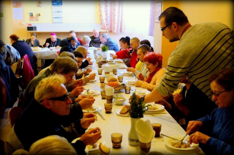 Śniadanie Wielkanocne dla najuboższych (ZDJĘCIA) - www.wroclaw.caritas.pl
