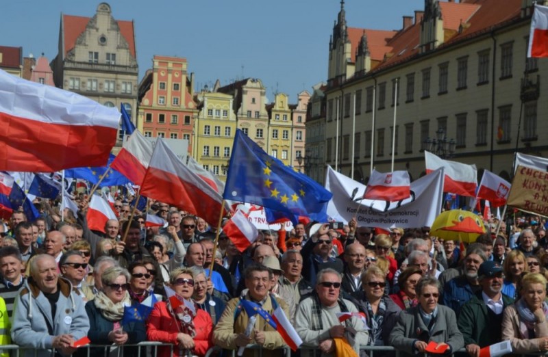 Manifestacja KOD na wrocławskim Rynku - 