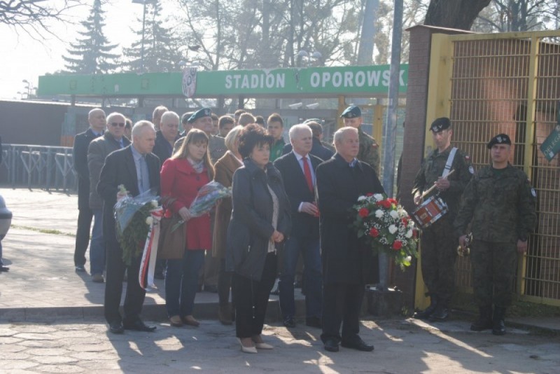 Rodzina, przyjaciele i politycy złożyli kwiaty przy tablicy Jerzego Szmajdzińskiego - fot. archiwum radiowroclaw.pl