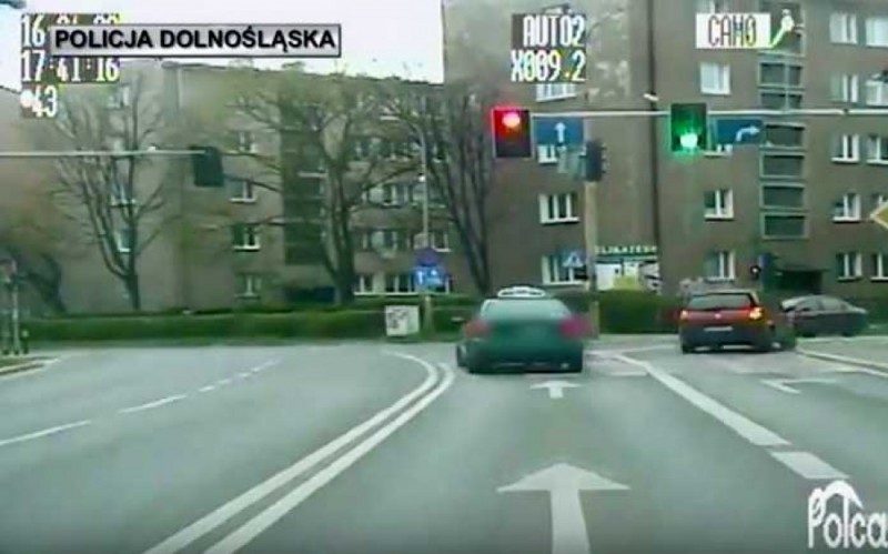 Wjechał na czerwonym świetle, omal nie zderzył się z innym pojazdem -