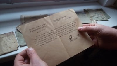 Wojenne listy i zdjęcia przeleżały 70 lat w skrytce pod podłogą - 0