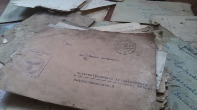 Wojenne listy i zdjęcia przeleżały 70 lat w skrytce pod podłogą - 1