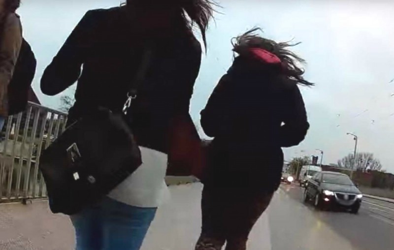 Zatrzymane przez rowerzystę przestępczynie usłyszały zarzuty - Kadr z filmu opublikowanego w portalu YouTube