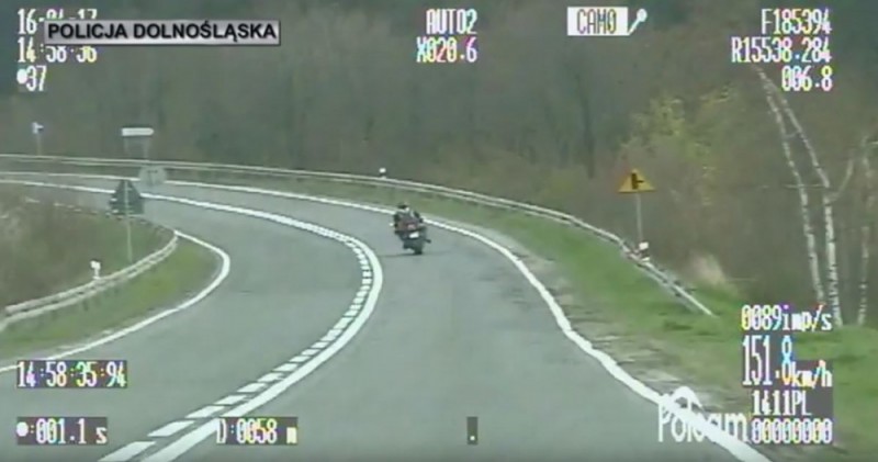 Gnał na motocyklu o 53 km/h za dużo (ZOBACZ) -