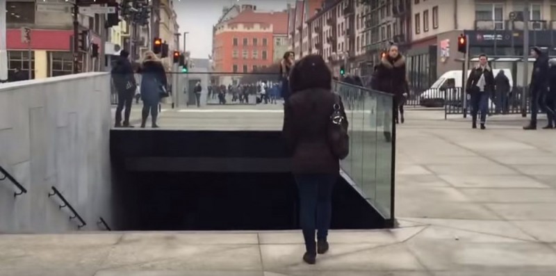 Przejście Świdnickie świeci pustkami. Więc wywiesili tam "pranie" - fot. YouTube