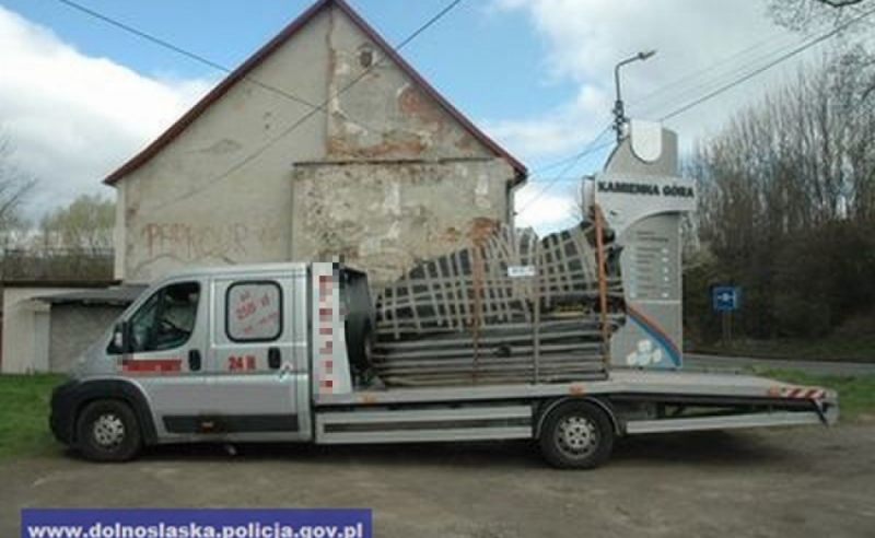 Skradziony w Austrii walec odnaleziony na Dolnym Śląsku. Był zapakowany w czarną folię - 