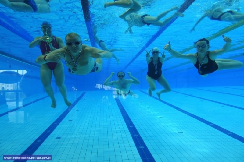 Złoty medal w Mistrzostwach Policji w Pływaniu dla funkcjonariusza z Kłodzka - 