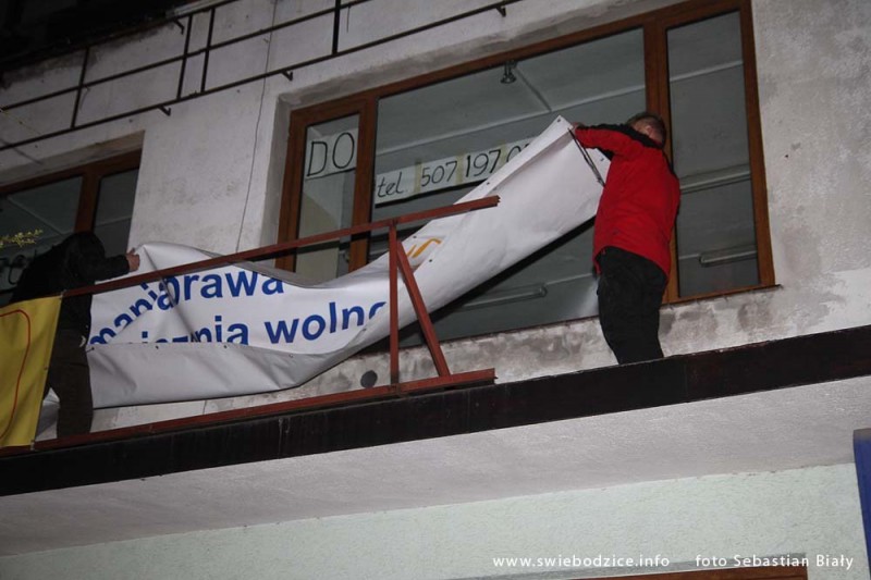 ŚWIEBODZICE: Znikający baner PO przed wizytą prezydenta [FOTO] - Zdjęcia: Sebastian Biały/Świebodzice.info