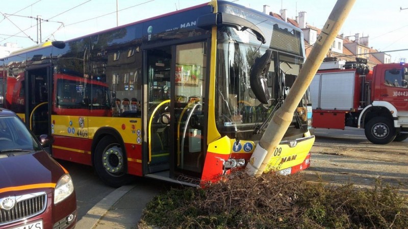 Wypadek na Hallera we Wrocławiu. Autobus zderzył się z tramwajem - fot. Gregor Niegowski