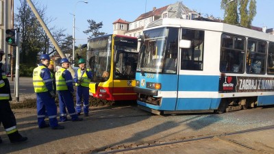 Wypadek na Hallera we Wrocławiu. Autobus zderzył się z tramwajem - 1