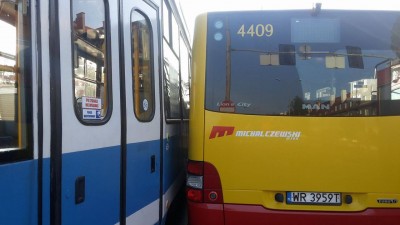 Wypadek na Hallera we Wrocławiu. Autobus zderzył się z tramwajem - 4