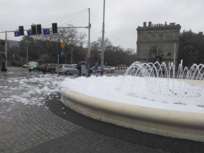 Wrocław: Fontanna przy Dworcu Świebodzkim w pianie [ZDJĘCIA] - 1