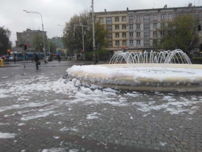Wrocław: Fontanna przy Dworcu Świebodzkim w pianie [ZDJĘCIA] - 2
