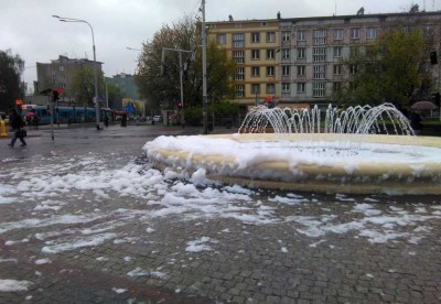 Wrocław: Fontanna przy Dworcu Świebodzkim w pianie [ZDJĘCIA] - 3