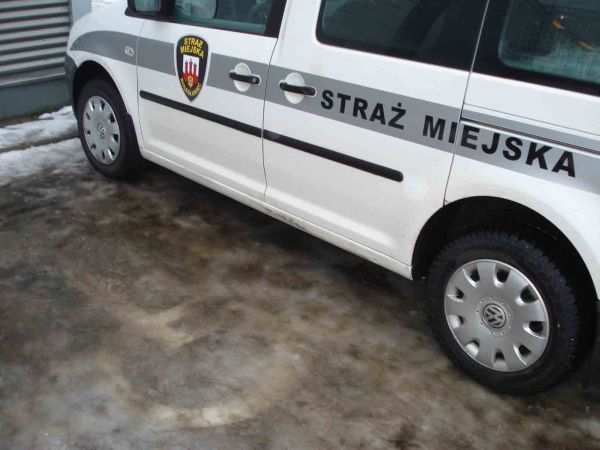 Straż miejska zaparkowała na miejscu dla inwalidy -