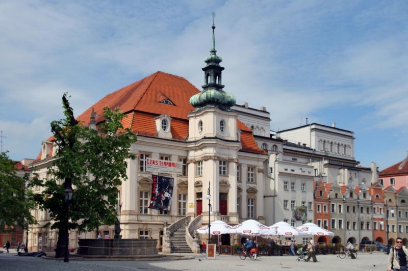 Legniccy urzędnicy wprowadzają nowy system rozliczania się ze szkołami - fot. Wikipedia